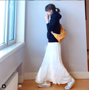 白・ホワイトのマキシ丈スカートの30代女性向けコーディネートに関する参考画像