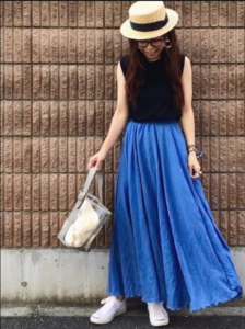青・ブルーのマキシ丈スカートの30代女性向けのコーディネートに関する参考画像