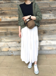 白・ホワイトのマキシ丈スカートの30代女性向けコーディネートに関する参考画像