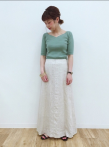白・ホワイトのマキシ丈スカートの30代女性向けコーディネートに関する参考画像