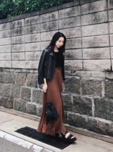 茶・ブラウンのマキシ丈スカートの30代女性向けコーディネートに関する参考画像