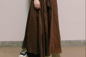 茶・ブラウンのマキシ丈スカートのコーディネートに関する参考画像