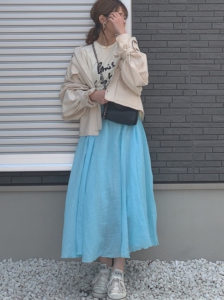 青・ブルーのマキシ丈スカートの30代女性向けコーディネートに関する参考画像