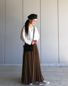 茶・ブラウンのマキシ丈スカートの30代女性向けコーディネートに関する参考画像