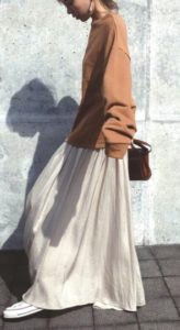 白のマキシスカートコーデに関する参考画像