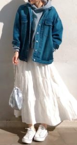 白のマキシスカートコーデに関する参考画像