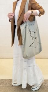 白のマキシスカートコーデに関する参考画像