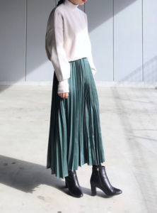 緑・グリーンのマキシ丈スカートの30代女性向けコーディネートに関する参考画像