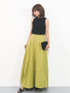 黄・イエローのマキシ丈スカートの30代女性向けコーディネートに関する参考画像