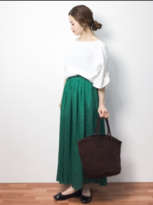 緑・グリーンのマキシ丈スカートの30代女性向けコーディネートに関する参考画像