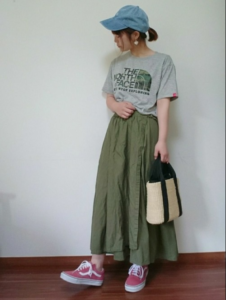 カーキのマキシ丈スカートの30代女性向けコーディネートに関する参考画像