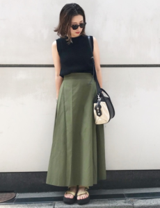 カーキのマキシ丈スカートの30代女性向けコーディネートに関する参考画像