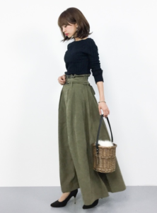 カーキのマキシ丈スカートの30代女性向けコーディネートに関する参考画像
