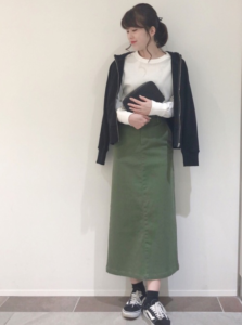 カーキのマキシ丈スカートの30代女性向けコーディネートに関する参考画像