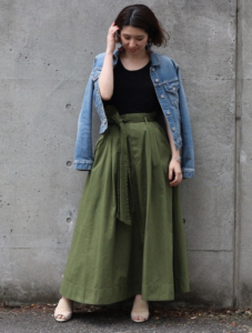 カーキのマキシ丈スカートの30代女性向けコーディネートに関する参考画像
