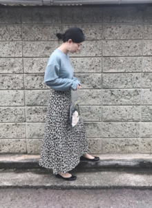 小花柄のマキシ丈スカートの30代女性向けコーディネートに関する参考画像