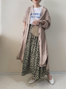 小花柄のマキシ丈スカートの30代女性向けコーディネートに関する参考画像