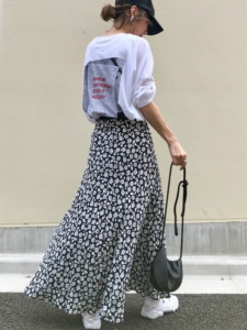 小花柄のマキシ丈スカートの30代女性向けコーディネートに関する参考画像