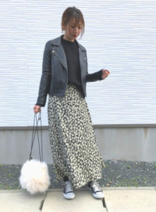 小花柄のマキシ丈スカートの30代女性向けコーディネートに関する参考画像