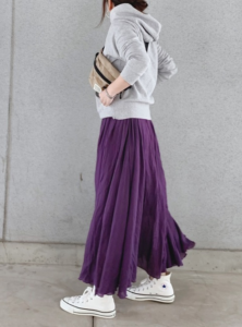 マキシ丈スカート 紫 パープル のおすすめコーデや組み合わせは 着こなし方を30代女性向けに紹介 ファッションコクシネル