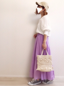 紫・パープルのマキシ丈スカートの30代女性向けコーディネートに関する参考画像