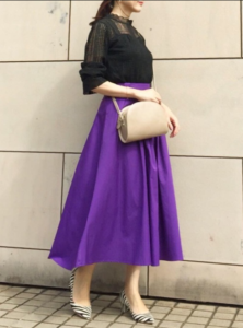 紫・パープルのマキシ丈スカートの30代女性向けコーディネートに関する参考画像
