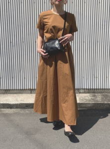 マキシ丈ワンピースの30代女性向けコーディネートに関する参考画像