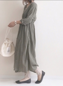 マキシ丈ワンピースの30代女性向けコーディネートに関する参考画像