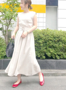 マキシ丈ワンピースの30代女性向けコーディネートに関する参考画像