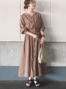 マキシ丈ワンピースの30代女性向けコーディネートに関する参考画像