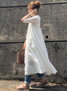 マキシ丈ワンピースの30代女性向けコーディネートに関する参考画像
