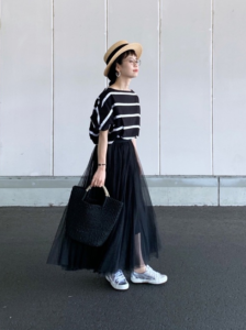 黒・ブラックのマキシ丈スカートの30代女性向けコーディネートに関する参考画像