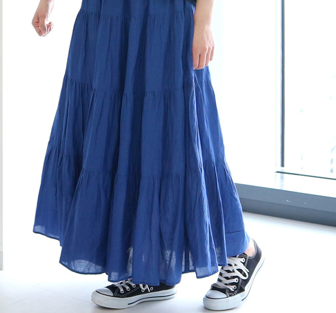 マキシ丈スカート 青 ブルー のおすすめコーデや組み合わせは 着こなし方を30代女性向けに紹介