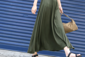 カーキの30代女性向けマキシ丈スカートに関する参考画像