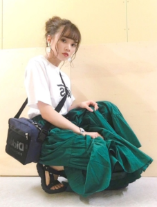 緑・グリーンのマキシ丈スカートの30代女性向けコーディネートに関する参考画像