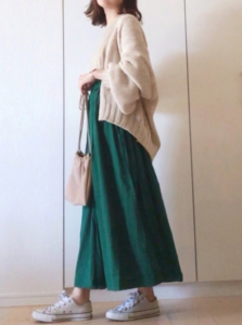 緑・グリーンのマキシ丈スカートの30代女性向けコーディネートに関する参考画像