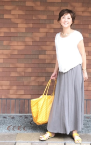 灰色・グレーのマキシ丈スカートの30代女性向けコーディネートに関する参考画像