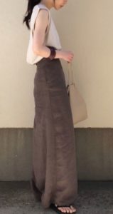 ブラウンのマキシスカートコーデに関する参考画像