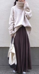 ブラウンのマキシスカートコーデに関する参考画像