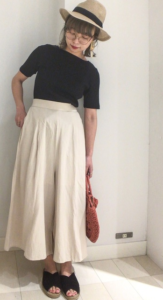 白・ホワイトのガウチョパンツの30代女性向けコーディネートに関する参考画像