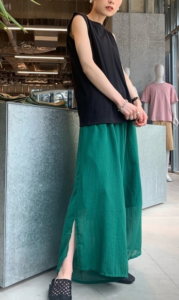 ガウチョパンツ 緑 グリーン のおすすめコーデや組み合わせは 着こなし方を30代女性向けに紹介 ファッションコクシネル