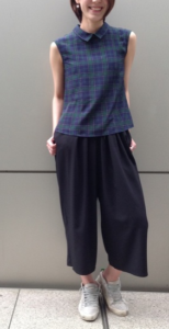 黒・ブラックのガウチョパンツの30代女性向けコーディネートに関する参考画像