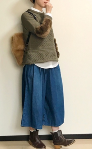 青・ブルーのガウチョパンツの30代女性向けコーディネートに関する参考画像