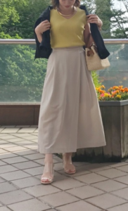 ベージュのガウチョパンツの30代女性向けコーディネートに関する参考画像