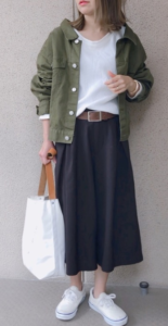 黒・ブラックのガウチョパンツの30代女性向けコーディネートに関する参考画像