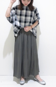 グレーのガウチョパンツの30代女性向けコーディネートに関する参考画像