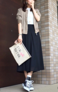黒・ブラックのガウチョパンツの30代女性向けコーディネートに関する参考画像