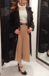 ベージュのガウチョパンツの30代女性向けコーディネートに関する参考画像