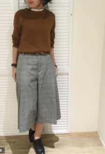 グレーのガウチョパンツの30代女性向けコーディネートに関する参考画像