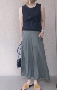 グレーのガウチョパンツの30代女性向けコーディネートに関する参考画像